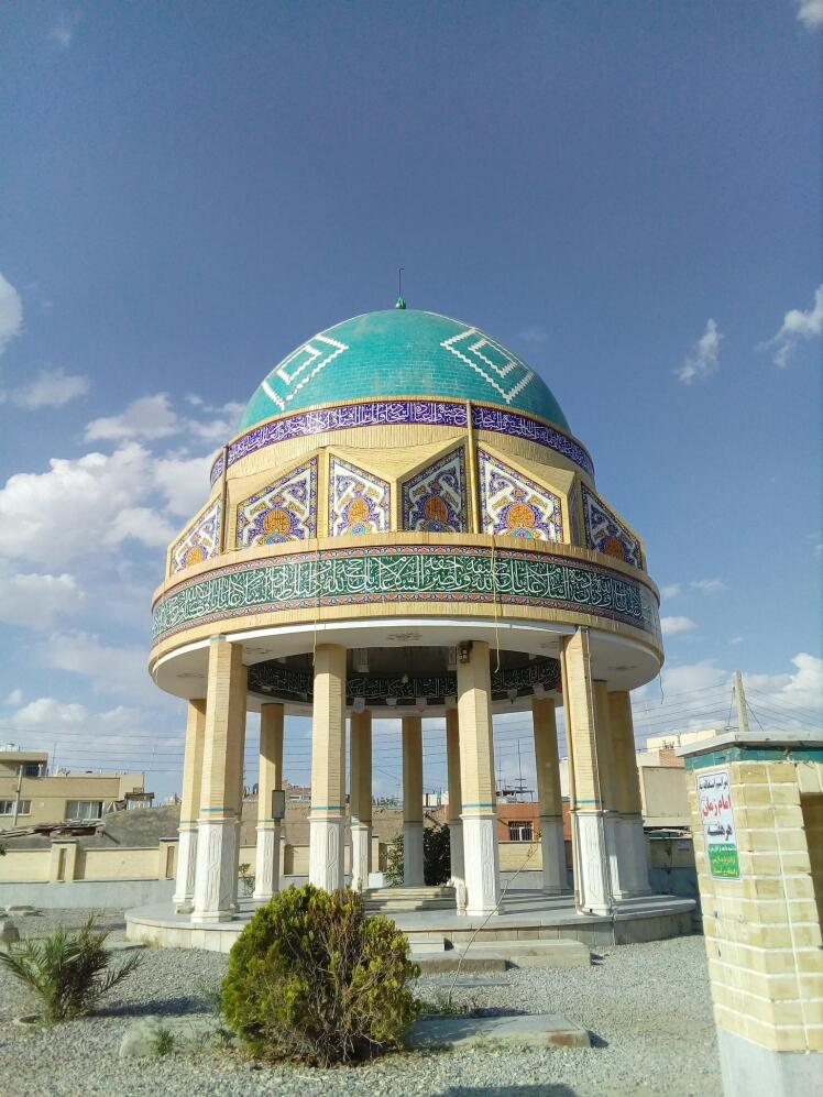 مكيال المكارم در فوائد دعا براى حضرت قائم  عليه السّلام،ج2- ص:366 و با زبان حال و مقال عرضه بدار: يا أَيُّهَا الْعَزِيزُ مَسَّنا وَ أَهْلَنَا الضُّرُّ وَ جِئْنا 