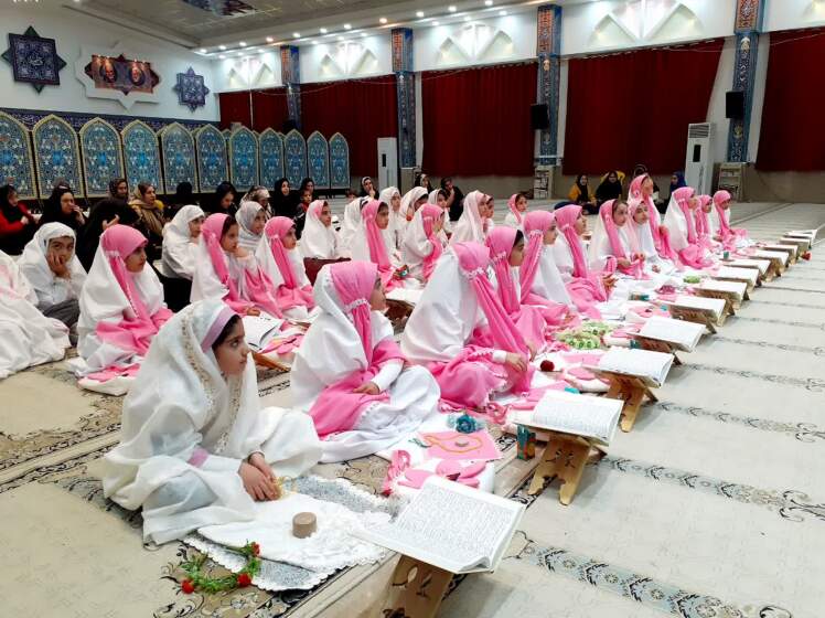 -مكيال المكارم در فوائد دعا براى حضرت قائم  عليه السّلام، ج‏1، ص: 380 صاحب الزمان- عجّل اللّه فرجه الشريف- نيز از نظر اهل عالم غايب و در پشت پرده است.
