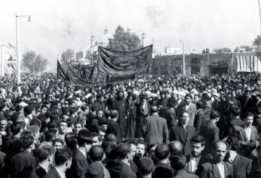شبهای پیشاور در دفاع از حریم تشیع ص111: ​نواب- چگونه ممکن است احادیثی از زمان رسول خدا صلّی اللّه علیه و سلّم بر عمل بجمع رسیده باشد ولی علماء در حکم و عمل بر خلاف آن رفتار نمایند.